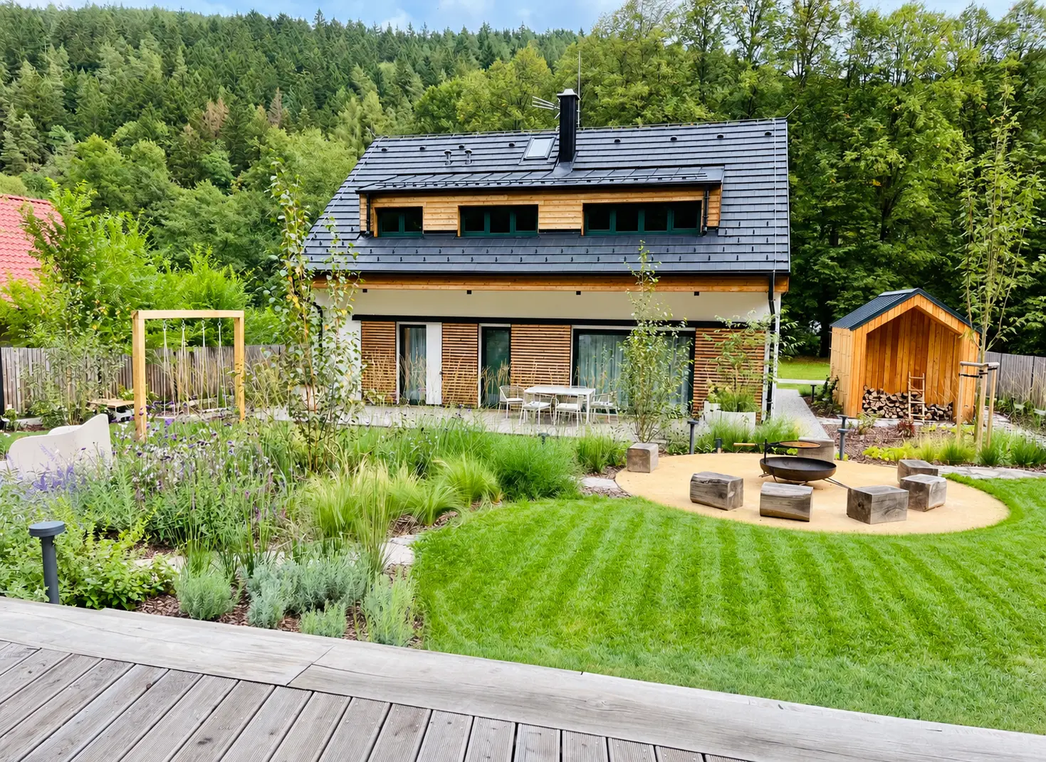 The HYGGE house with its garden, fire pit and sauna cabin